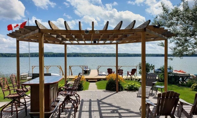 Springwater Cabaña | Lakefront cottage 15 min away from Wasaga Beach