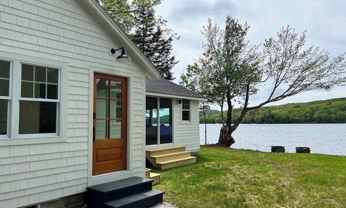 Hope Cabaña | Lakefront Cottage at Salisbury Camp