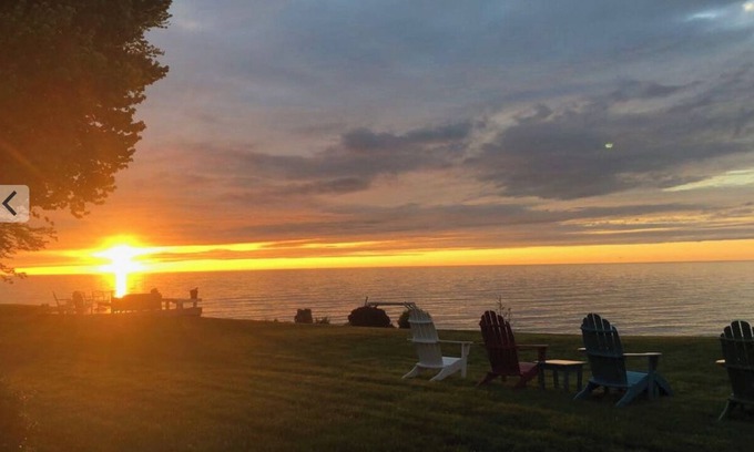 Geneva Casa | Lakefront Cottage BOOK 3 nights in 2025 get 4th free. Must msg for discount.