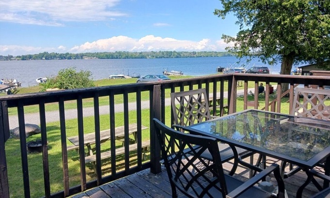Wellington Cabaña | LAKEFRONT COTTAGE #1 - PRINCE EDWARD COUNTY - LAKE CONSECON RESORT
