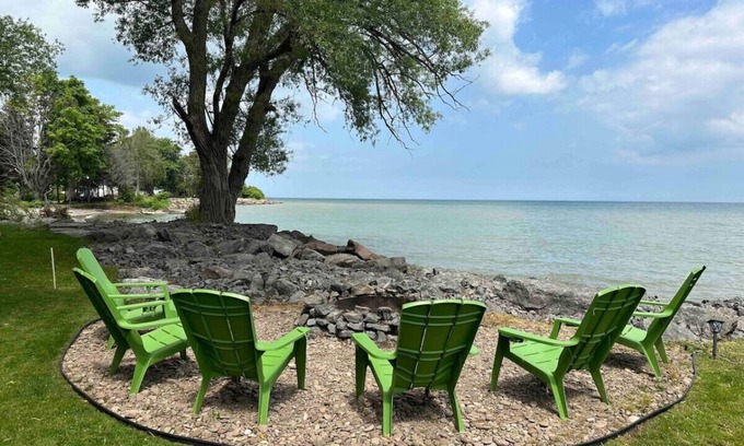Waterport Cabaña | Lakefront Cottage for 6 in Upper State NY