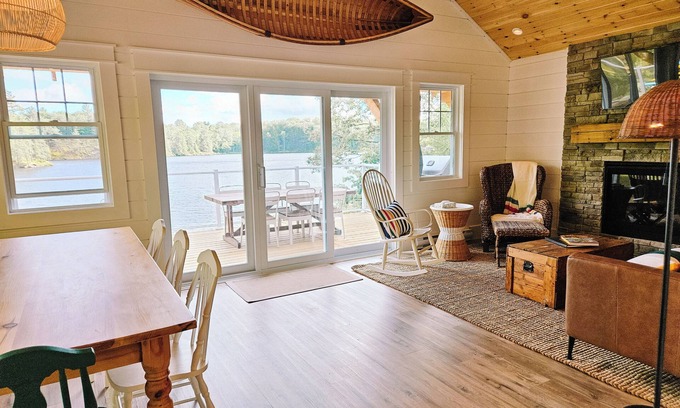 Torrance Cabaña | Lakefront Cottage in Muskoka | SAUNA & Beach