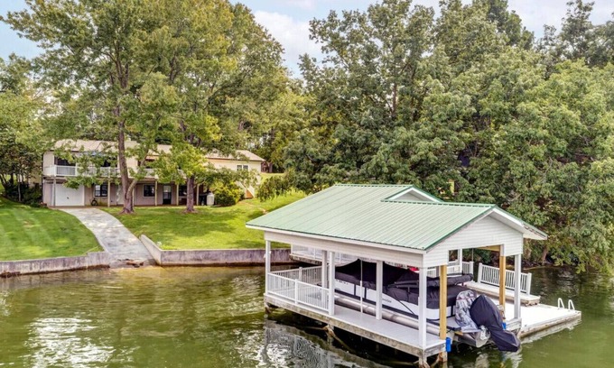 Piney Flats Casa | Lakefront Cottage near Bristol & Johnson City