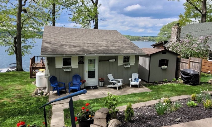 Hunt Casa | Lakefront cottage on Silver lake near Letchworth Park
