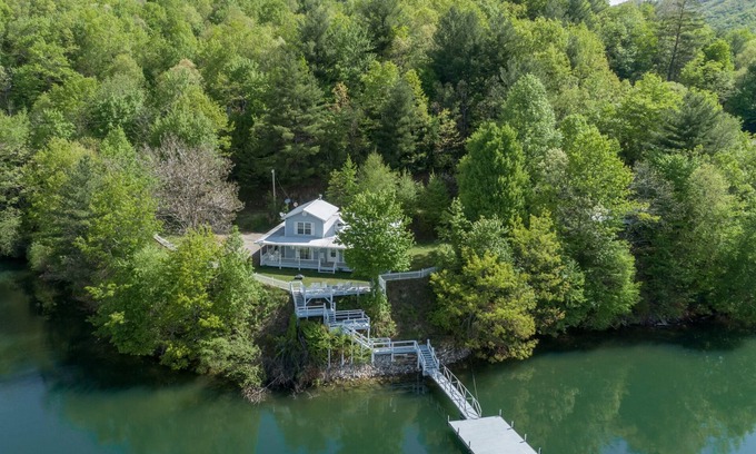 Topton Cabina | Lakefront Cottage - Spacious House w/ Private Dock on Lake Nantahala
