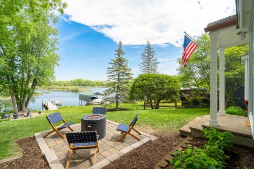 Tonka Bay Casa | Lakefront Cottage