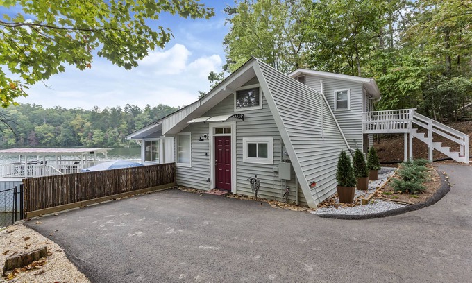 Mountain Rest Cabaña | Lakefront Cottage on Serene Lake Becky