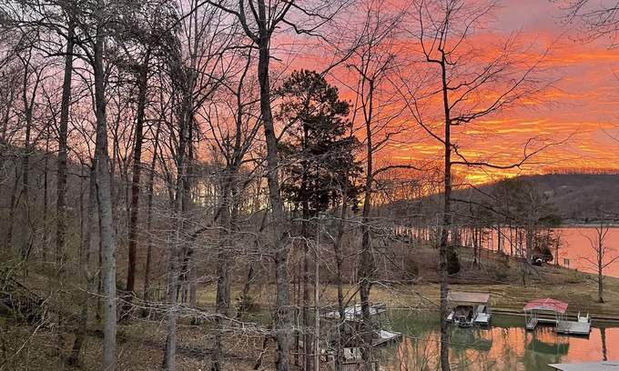 Sharps Chapel Casa | Lakefront Cottage with Private Dock on Norris Lake