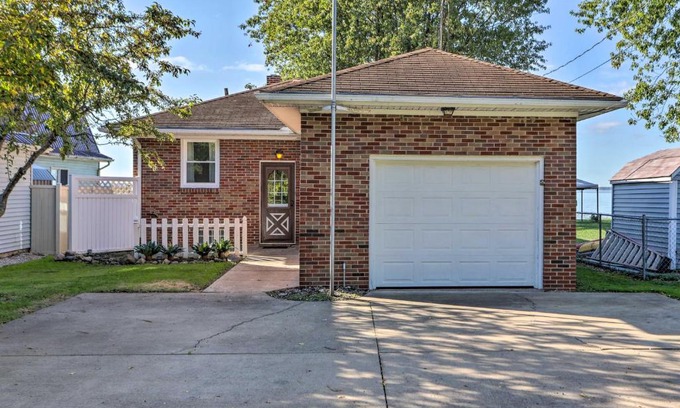 Port Clinton Casa | Lakefront Cottage with Fishing and Private Yard!
