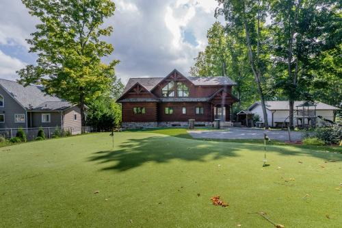 Bobcaygeon Casa | Lakefront cottage with golf area BBQ pool table