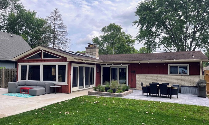 Fox Lake Cabaña | Lakefront cottage with gorgeous sunset views