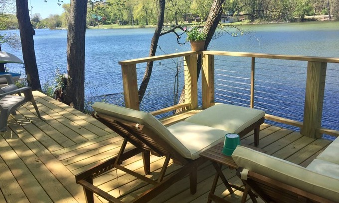 Red Hook Cabaña | Casa frente al lago con playa - Lily Pad