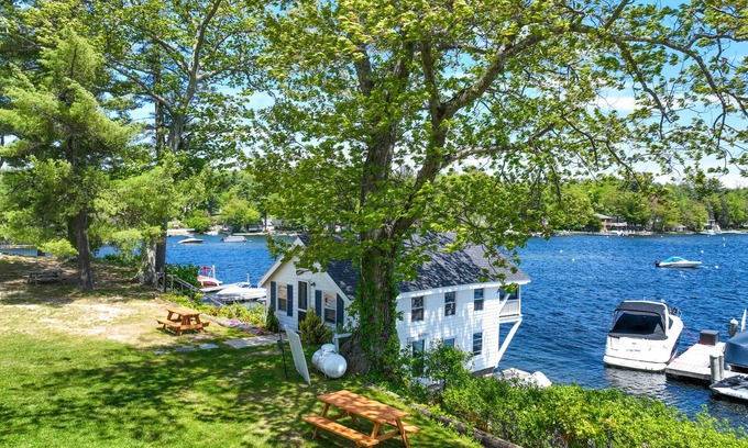 Windham Cabaña | Lakefront Cottage with Screened Deck, Great Lake View, WiFi & Shared Firepit