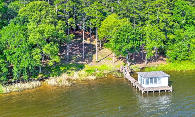 Grapeland Cabina | Lakefront Crockett Cabin w/ Boathouse & Kayaks!
