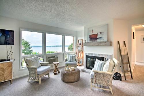 Dewittville Apartamento | Lakefront Dewittville Condo with Private Deck!