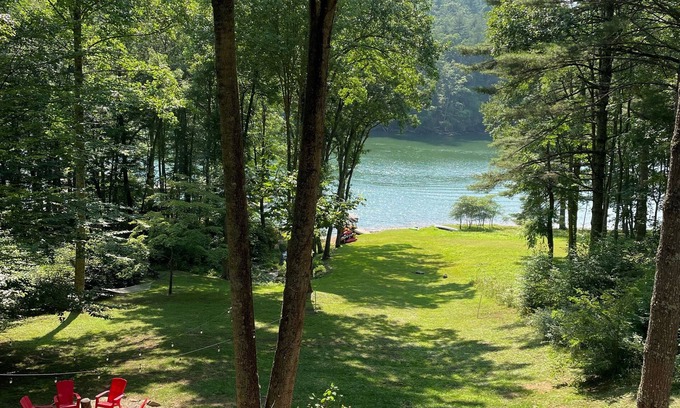 Cullowhee Casa | Preciosa casa frente al lago! ¡Ideal para familias! Reserva de vacaciones, otoño y verano!