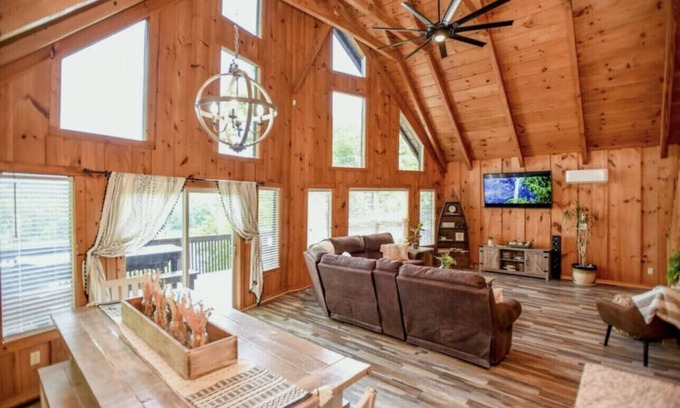 Flat Hollow Marina Casa | Lakefront dock, Hot Tub, Firepit