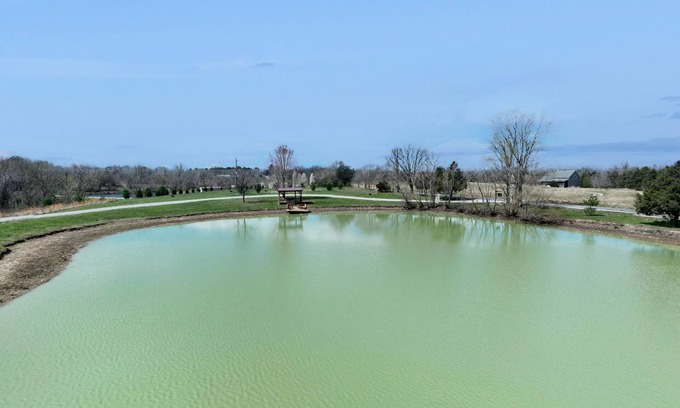 Murphysboro Cabina | Lakefront, dog-friendly cabin with covered porch & firepit - near wine tasting