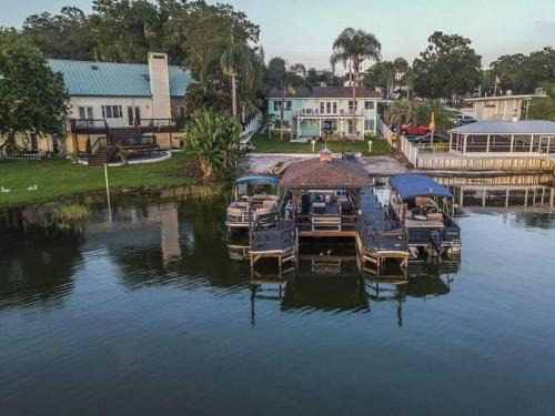 Mount Dora Casa | Lakefront Duplex with Pontoon Boat 2 Bedroom Home