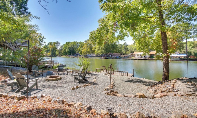 Mid America Cabaña | Lakefront Escape w/ Boat Docks in Hot Springs!