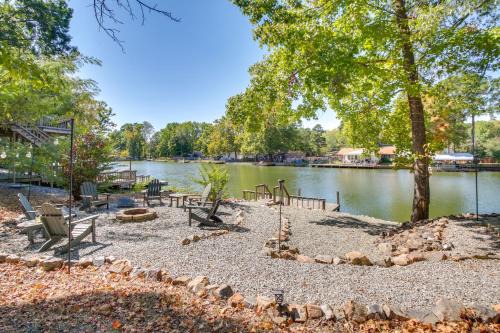 Mid America Casa | Lakefront Escape with Boat Docks in Hot Springs!