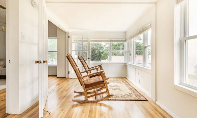 Cleveland Casa | Lakefront Family Getaway - Kayak - BBQ - Pet friendly