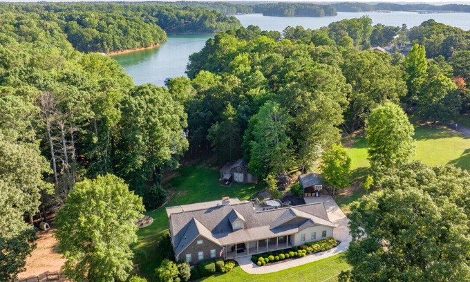 Flowery Branch Otro | Lakefront, Farm Animals, Swim, Kayaks, Sauna, Gym