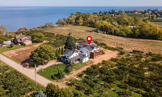 Beamsville Otro | Lakefront Farm House In Niagara | Hot Tub | Sauna | Fire Pit | Patio