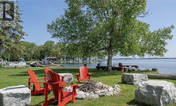 Bobcaygeon Cabaña | Lakefront four bedroom cottage on Pigeon Lake! Long term rentals available