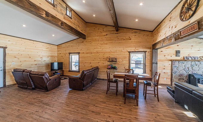 Irons Casa | Lakefront fully renovated log cabin perfect location