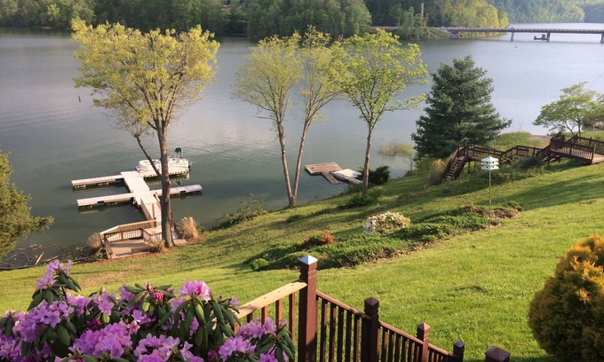 Abingdon Cabina | Lodge On South Holston Lake cerca de Creeper Trail- Bañera de hidromasaje, calentador de fuego, kayak, pontón