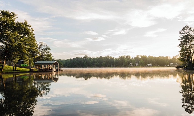 Oconee County Apartamento | Lakefront Garden Level Oasis with Large Dock, Pet-Friendly!