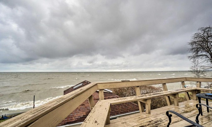 Geneva-on-the-Lake Casa | Lakefront Geneva Vacation Rental - Walk to Strip!