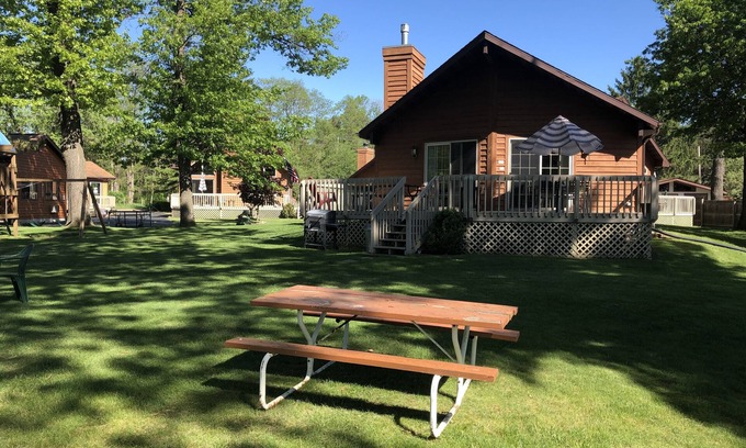 Lake Delton Cabaña | Lakefront Getaway! Standalone Condo in the Heart of Wisconsin Dells! VLD000377