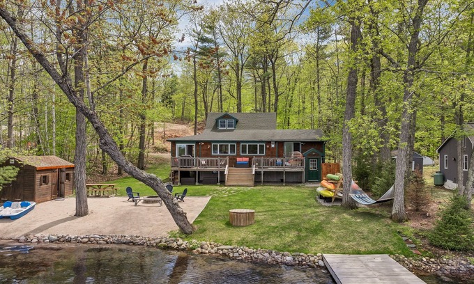Wakefield Casa | Lakefront Getaway | Leaf Peepers | Bonfire Nights