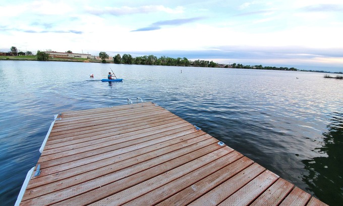 Moses Lake Casa | Lakefront Getaway. Private Waterfront Home with Dock and Sunroom.