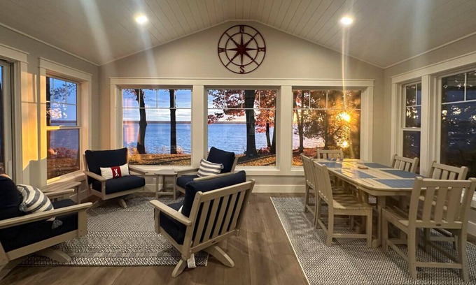 Town of Torrey Casa | Lakefront Getaway: The Blue Bungalow on Seneca Lake
