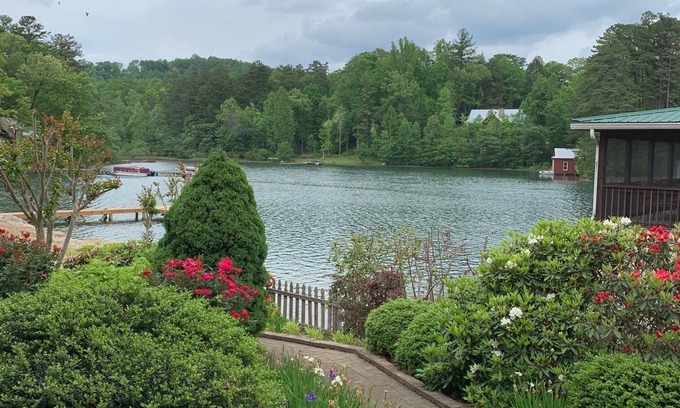 Clarkesville Casa | Lakefront getaway on Lake Burton