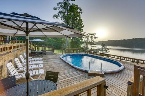 Gladewater Casa | Lakefront Gladewater Retreat with Dock and Hot Tub!