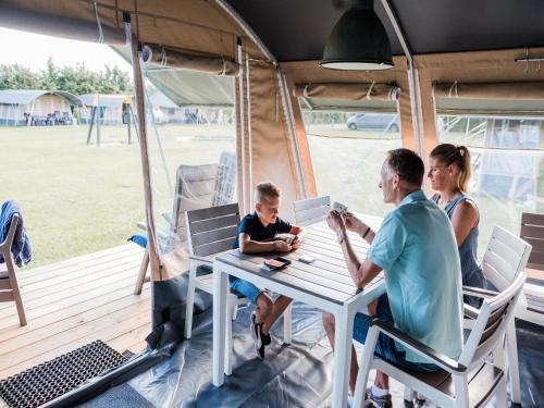 Herpelmont Otro | Lakefront Glamping w Pets