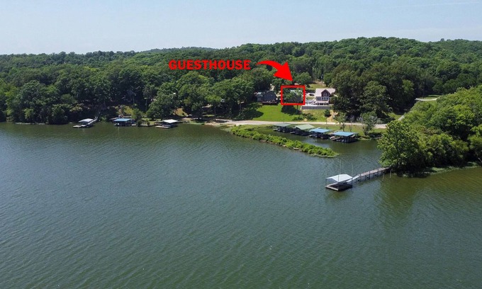 Waverly Casa | Lakefront Guesthouse with hot tub and lake access