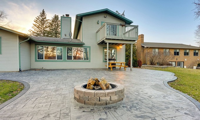 Hartland Cabaña | Lakefront Hartland Cottage w/ Patio & Fire Pits!