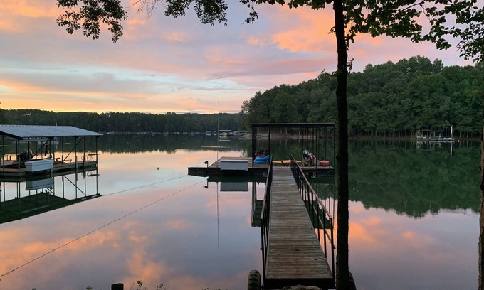 Westminster Casa | LAKEFRONT HARTWELL! Good dogs welcome! Covered dock, fire pit, kayaks!