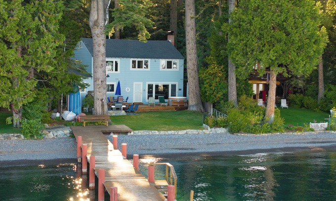 Homewood Casa | Lakefront Haven by AvantStay | Minutes to Ski Resorts | Private Dock