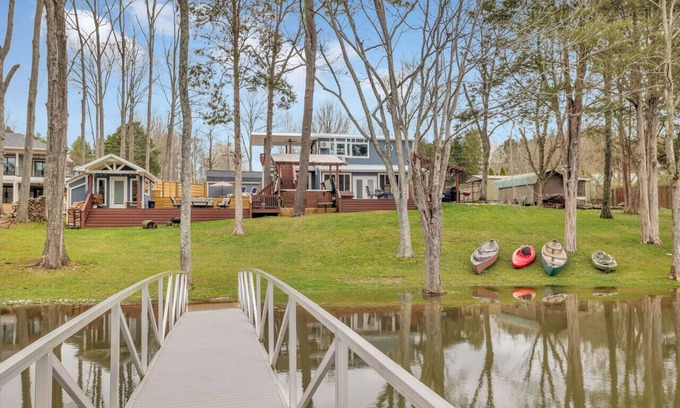 Lebanon Casa | Lakefront, Heated Pool, Sauna, Sleeps 8!
