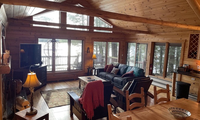 Lac du Flambeau Casa | Lakefront Hemlock house on 3 acres, 5-Bdrm retreat on private lake, near casino