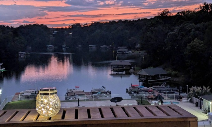 North Shore Condominio | Lakefront Hideaway - Outdoor Balcony Perfect for Relaxing