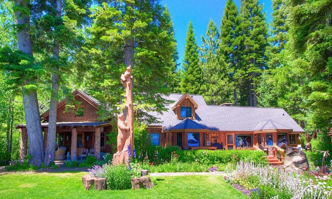 Homewood Casa | Lakefront History cabin
