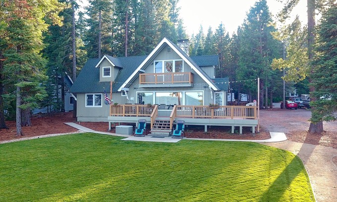 Lake Almanor West Casa | Casa frente al lago en el lago Almanor West con gran cubierta, Dock y hermosas vistas!