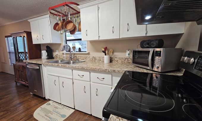 Lakewood Park Casa | Lakefront home in 55+ community